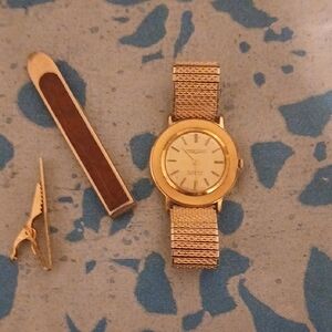 Antique Gold-Tone Men's Dress Watch with Mesh Bracelet